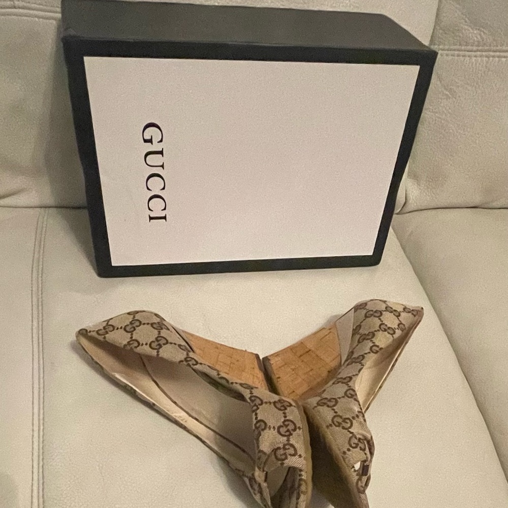Gucci Monogram Beige GG Canvas Peep-Toe Pumps with Bow - Picture 4 of 14